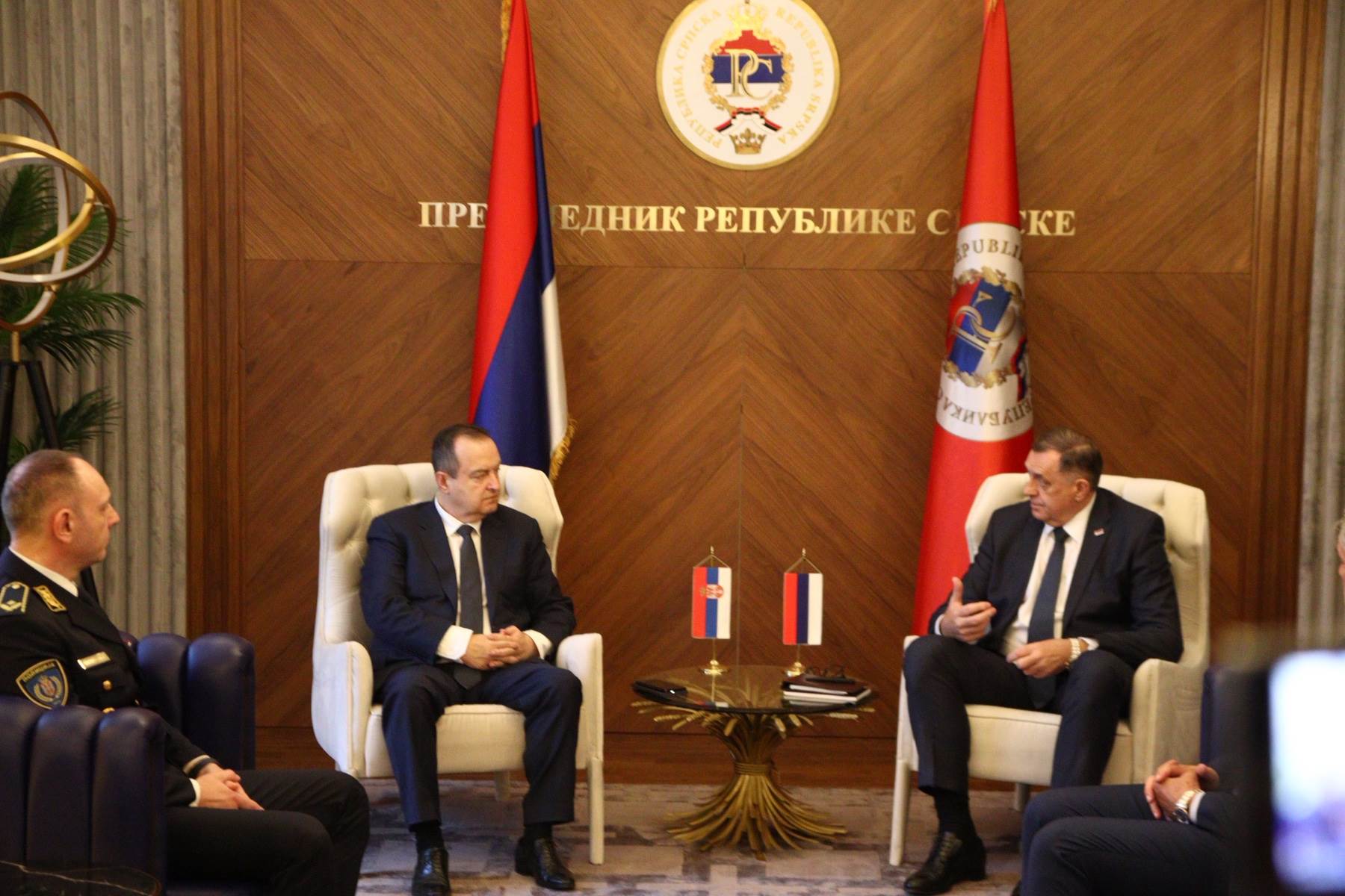  Novinari čekali sat vremena: Dodik i Dačić bez komentara nakon sastanka 