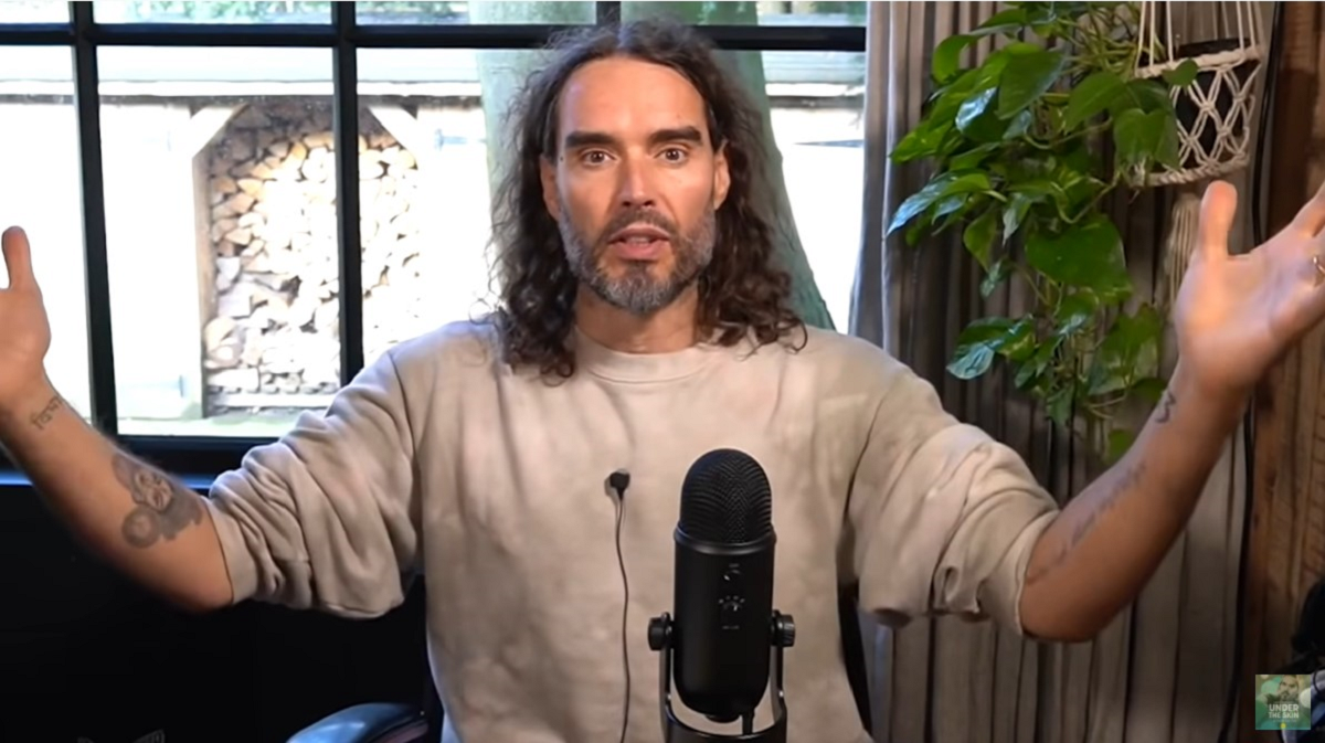  optužbe protiv Rasela Brenda za zlostavljanje maloljetnice 