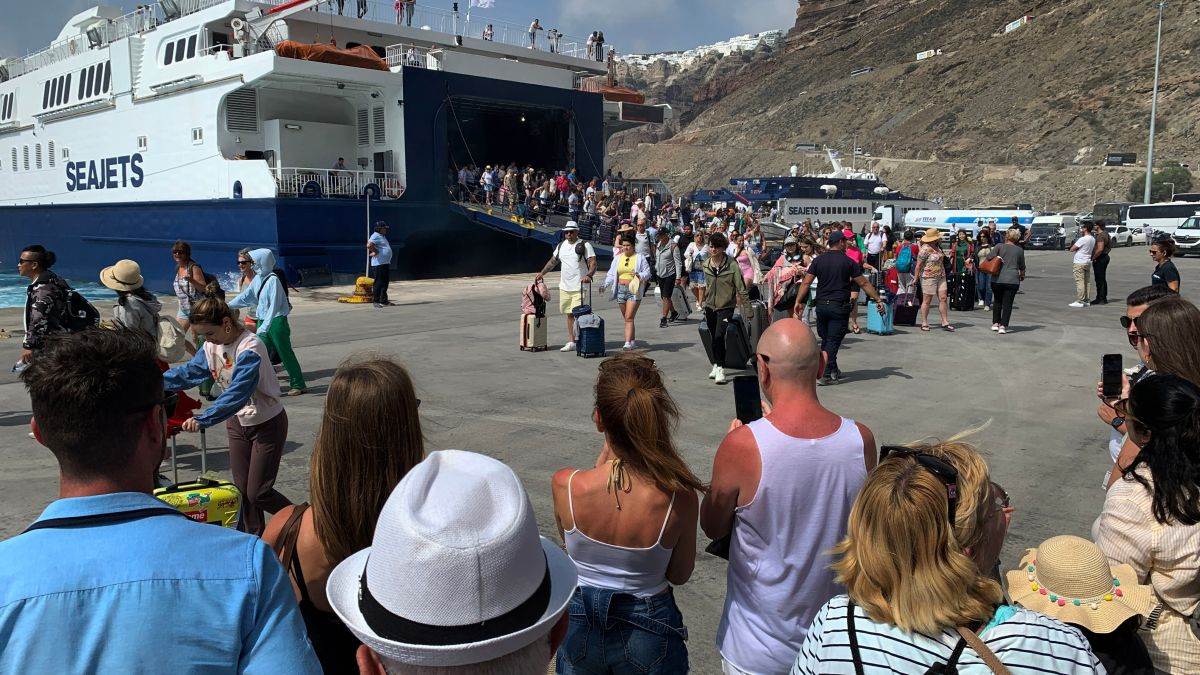  Odgovor na "masovni turizam": Santorini filmom ohrabruje posjetioce za ovo ljeto 