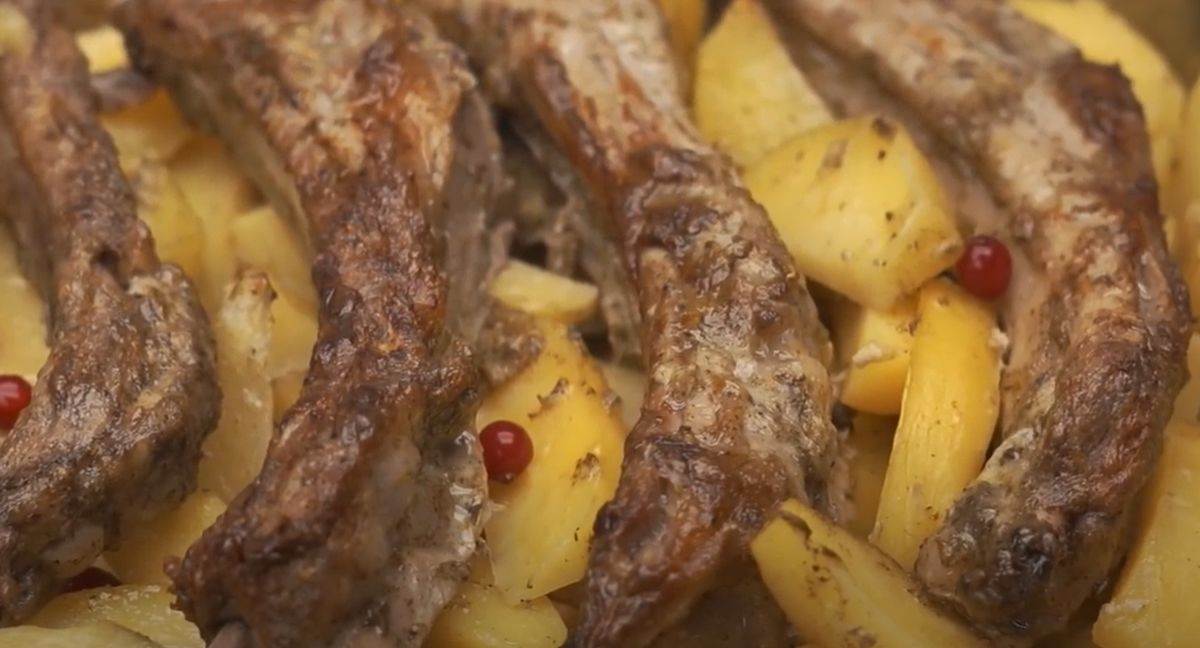 ecept za zapečena rebarca sa krompirima ecept za zapečena rebarca sa krompirima