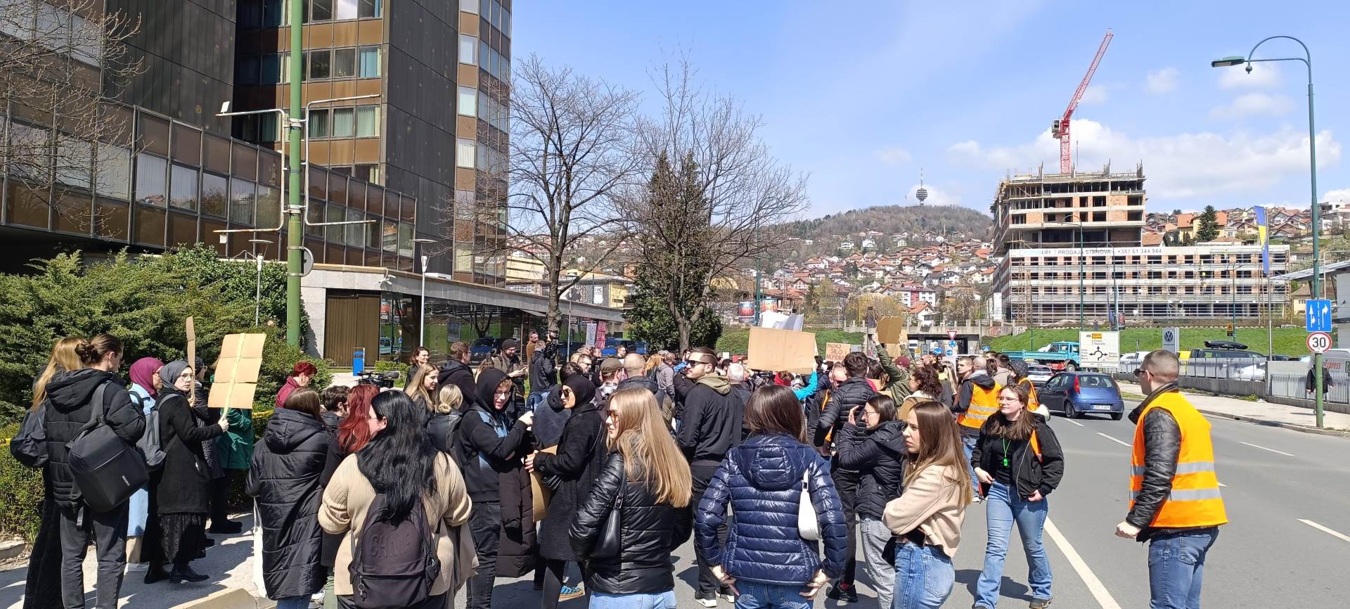 Studenti ponovo dižu glas: Pozivaju na novu protestnu šetnju zbog prošlogodišnjih poplava i žrtava u dijelovima BiH Studenti ponovo dižu glas: Pozivaju na novu protestnu šetnju zbog prošlogodišnjih poplava i žrtava u dijelovima BiH