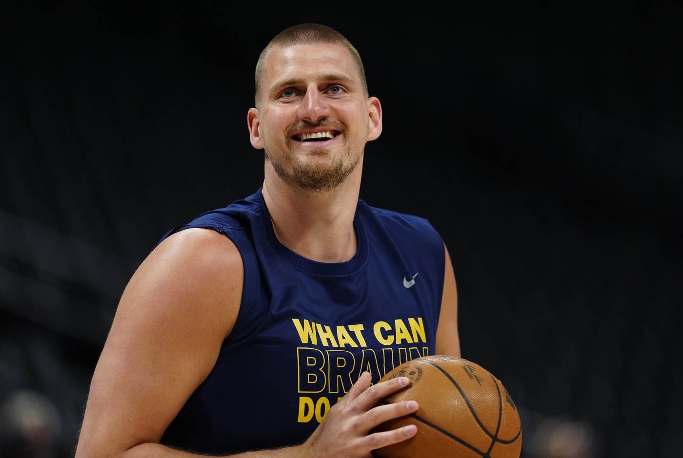  nikola jokic nosi majicu za kristijana brauna i nba nagradu 