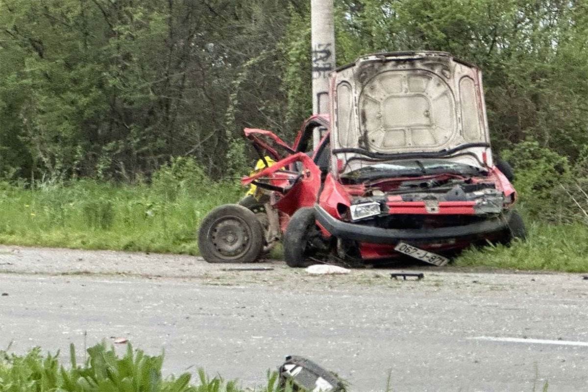 Tragedija na putu Bijeljina–Brčko: Automobil udario u betonski stub - dvoje mrtvih, troje u bolnici Tragedija na putu Bijeljina–Brčko: Automobil udario u betonski stub - dvoje mrtvih, troje u bolnici