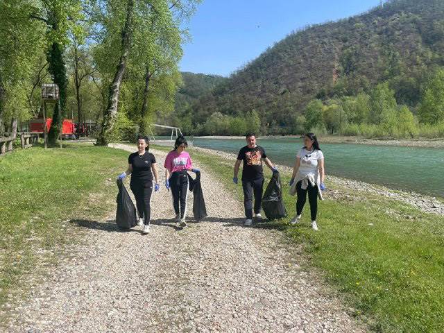  Bratunčani udruženi očistili i uredili Rajsku plažu 