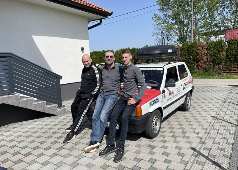 Starom "pandom" putuju 5.000 km za liječenje Ane Gole iz Bijeljine Starom "pandom" putuju 5.000 km za liječenje Ane Gole iz Bijeljine