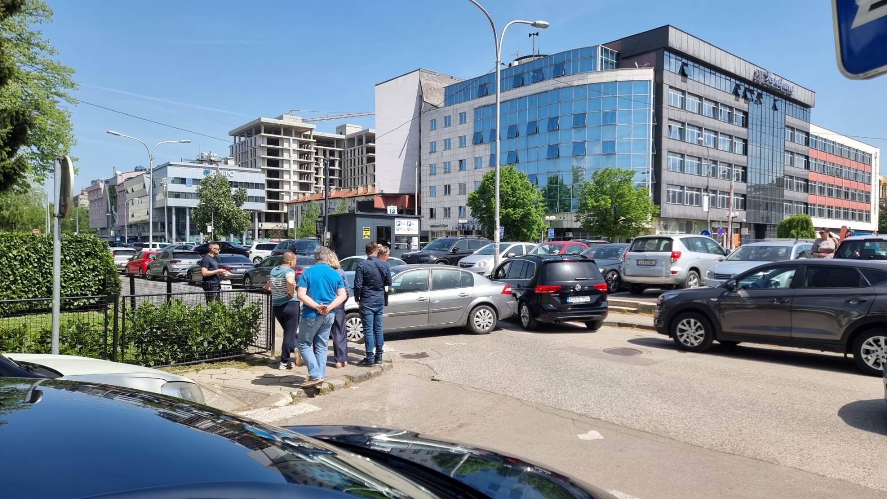Auto spalo sa parkinga Auto spalo sa parkinga