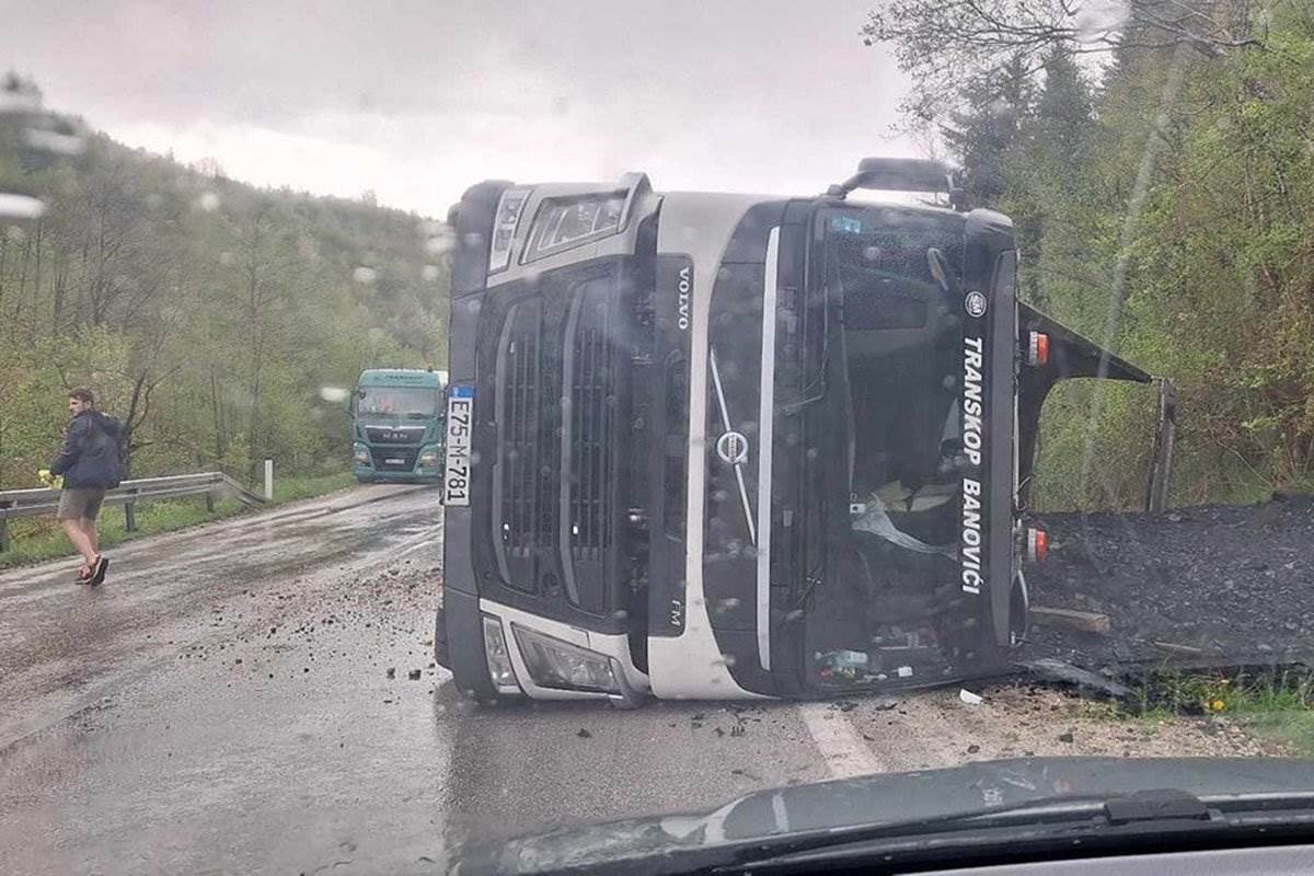 Prevrnuo se kamion na Rostovu kod Bugojna Prevrnuo se kamion na Rostovu kod Bugojna