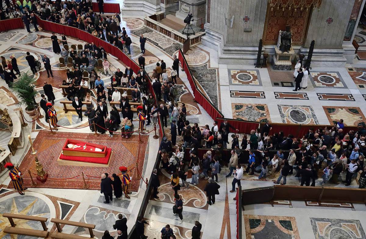  Vjernici se opraštaju od Papa Franje 