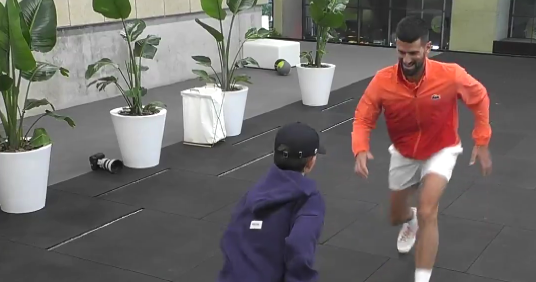  Novak Đoković se zagrijava sa sinom 