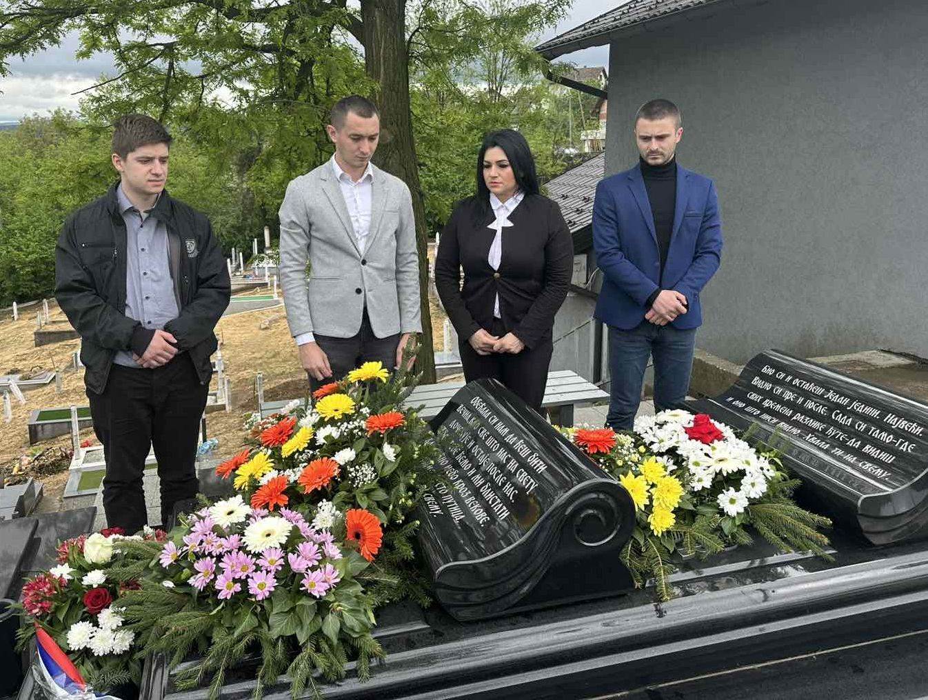 Položeni vijenci na grob Branislava Garića Položeni vijenci na grob Branislava Garića
