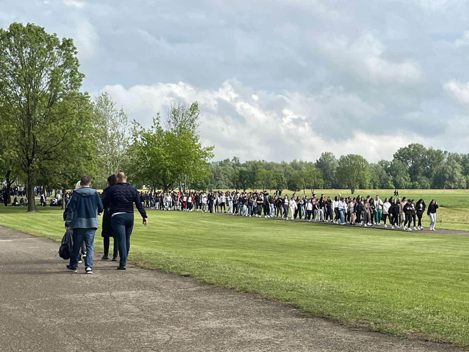  Brojni zvaničnici, građani i učenici pristižu u Donju Gradinu 