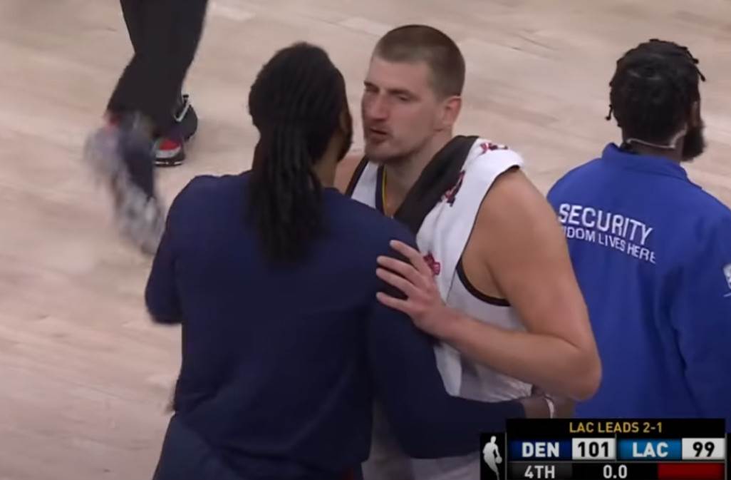 Šta je Nikola Jokić radio dok su sudije gledale snimak Šta je Nikola Jokić radio dok su sudije gledale snimak