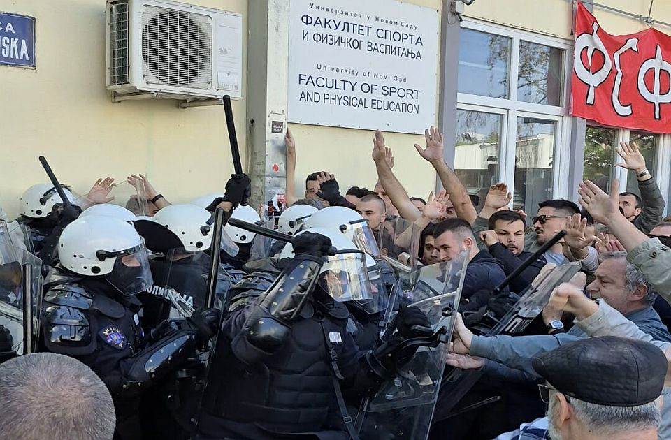 Novi Sad: Studenti i građani napali dekana DIF-a i policiju tokom pokušaja ulaska u zgradu 
