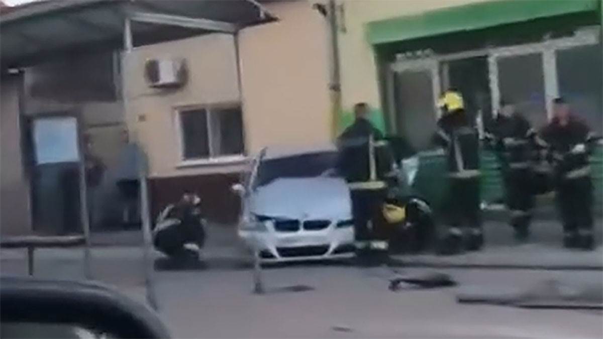 Auto udarilo autobusko stajalište u Novom Sadu Auto udarilo autobusko stajalište u Novom Sadu
