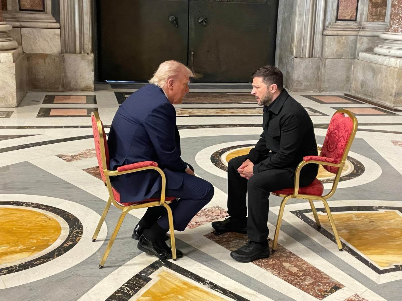  O čemu su pričali Donald Tramp i Volodimir Zelenski na sahrani pape Franje 