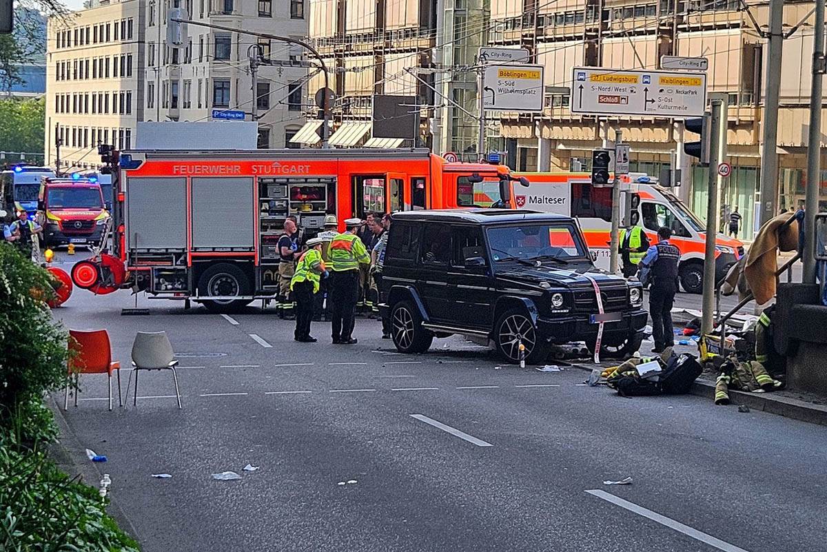  Vozač uletio u masu ljudi u Štutgartu 