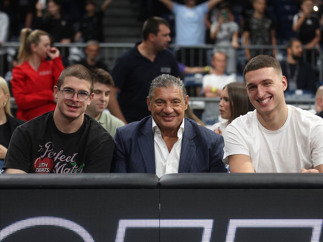 Nikola Đurišić i Nikola Jović gledaju meč Partizana i Mege Nikola Đurišić i Nikola Jović gledaju meč Partizana i Mege