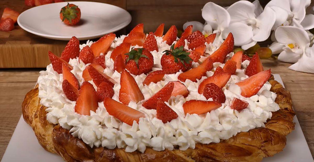  Kolač od lisnatog tijesta i krema od jagoda 