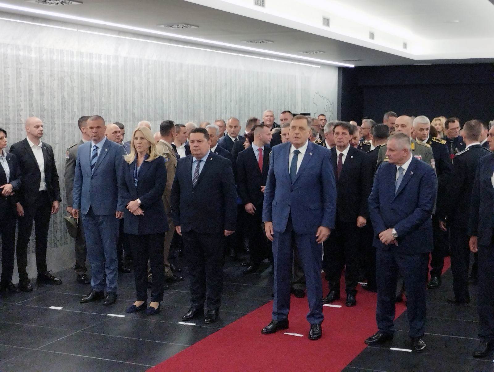  Dodik, Višković i Stevandić stigli u kasarnu Kozara 