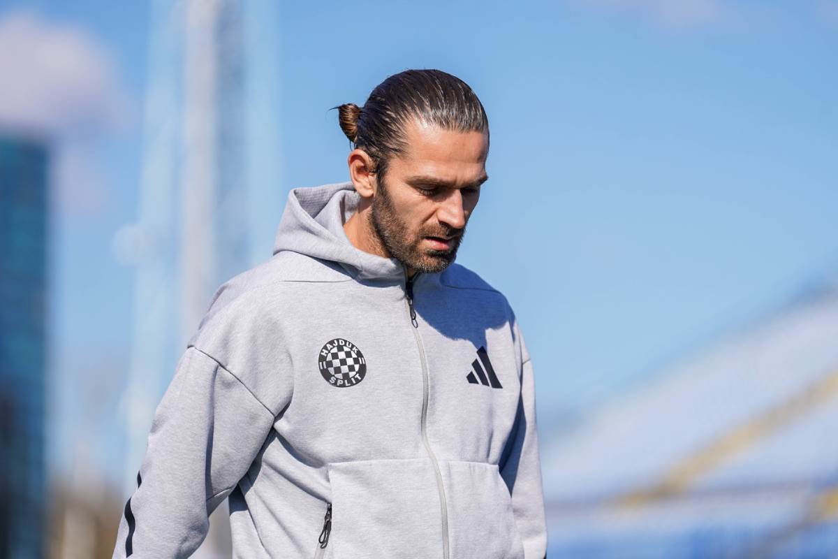  policija cuva fudbalere hajduka iz splita 