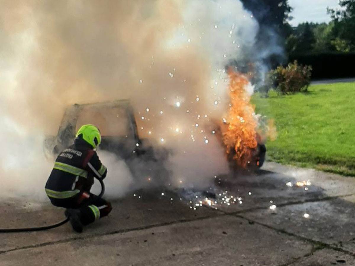 Izgorio automobil u Banjaluci Izgorio automobil u Banjaluci
