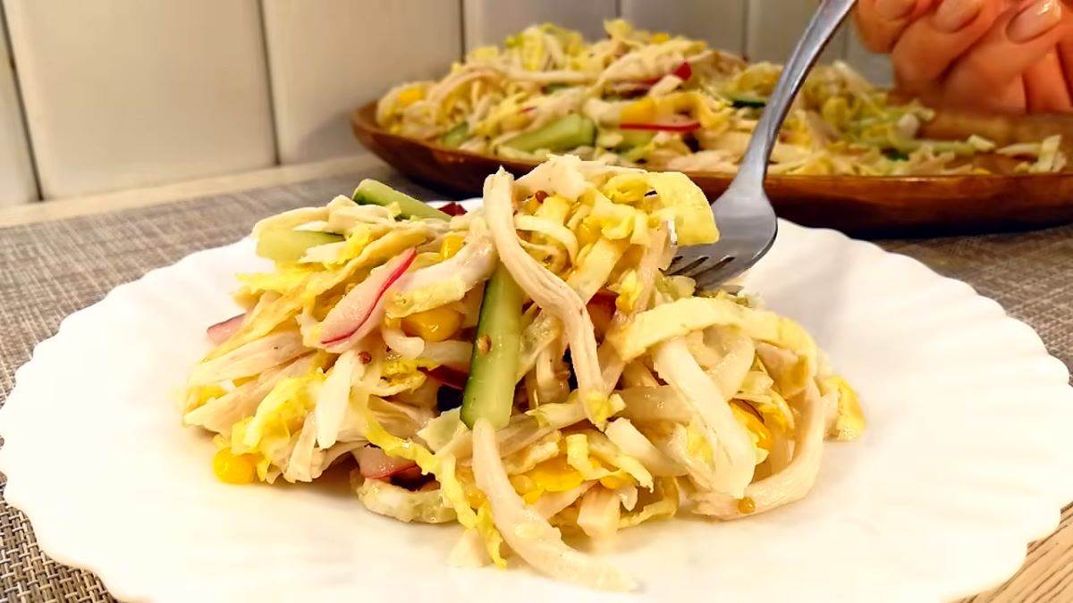 salata sa bijelim mesom, omletom i povrćem salata sa bijelim mesom, omletom i povrćem