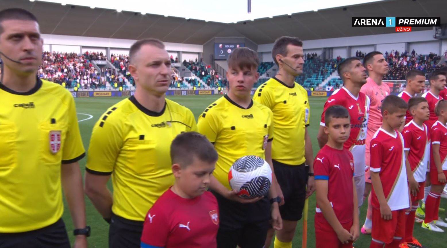  Sudija Nemanja Mitić iznio loptu na finale Kupa Srbije 