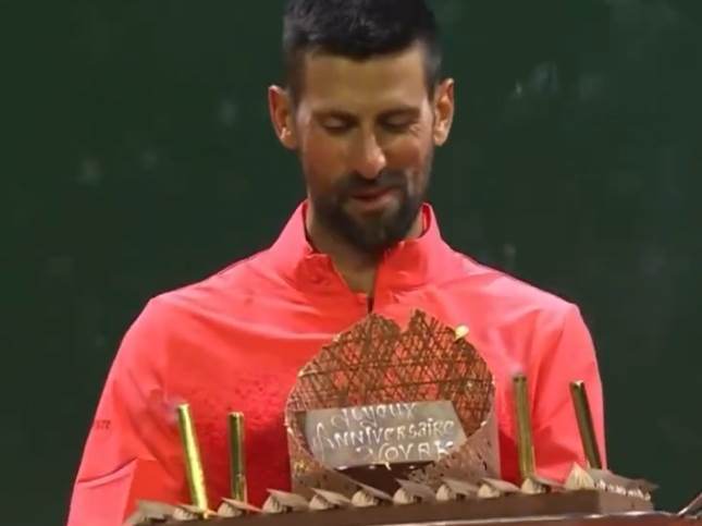 novak djokovic dobio tortu za rodjendan novak djokovic dobio tortu za rodjendan