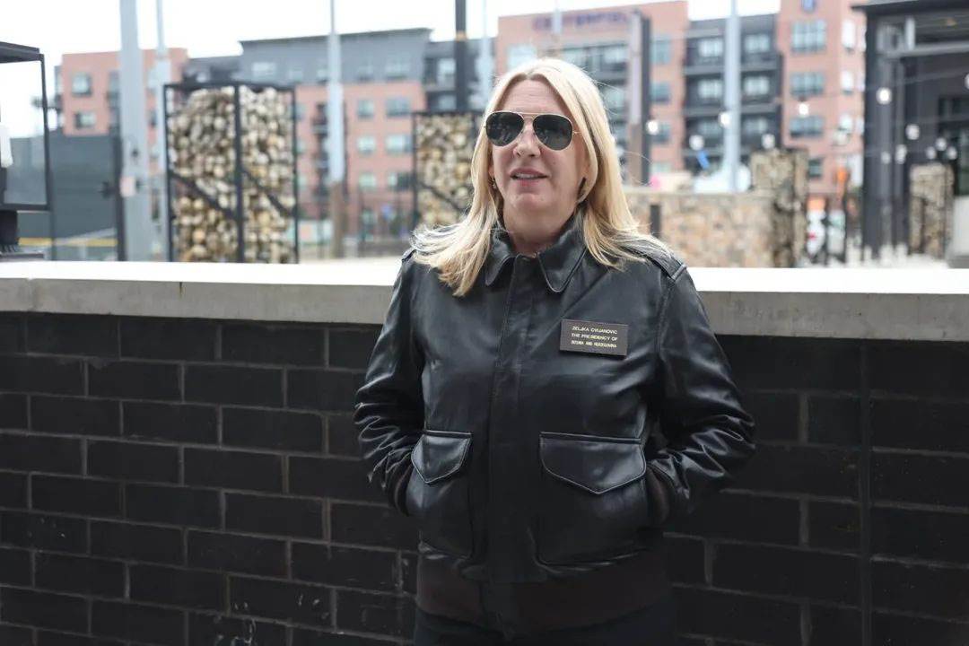  Željka Cvijanović se zahvalila za personalizovanu pilotsku jaknu 