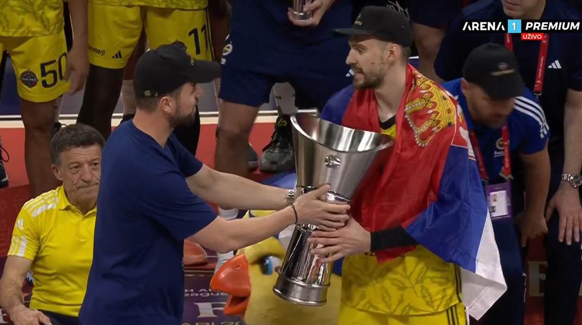  Marko Gudurić podigao trofej Evrolige 