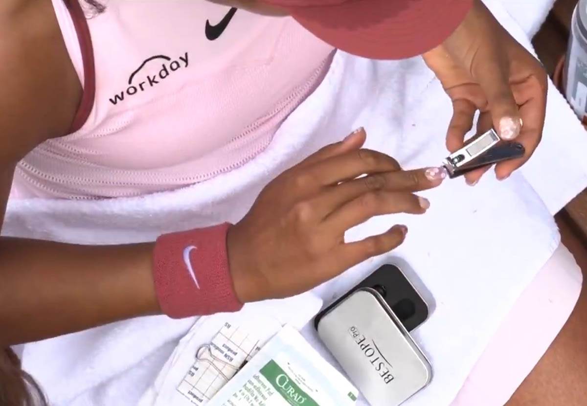  Naomi Osaka siječe nokte na Rolan Garosu 