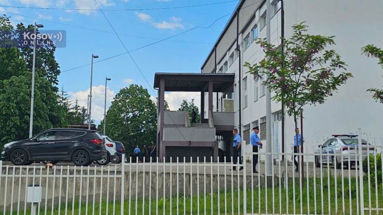  Policija zauzela Sportsku halu u Leposaviću 