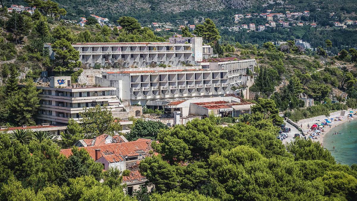  Počelo rušenje čuvenog Titovog ljetovališta: Nekada ugošćavao svjetske zvijezde, sada ga čeka velika promjena 