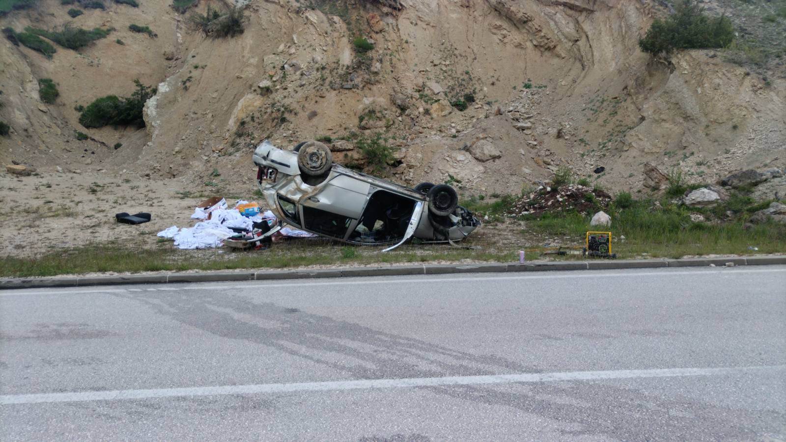  Tri osobe povrijeđene u prevrtanju automobila na Manjači 