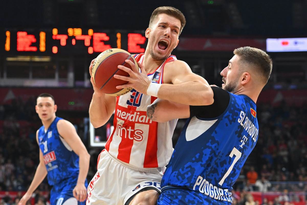  Košarkaši Budućnosti dočekani sa uvredljivim transparentom u Beogradu 