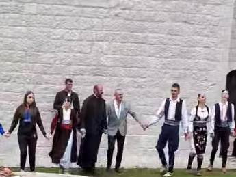  sveštenik u nevesinju poveo kolo s narodom 