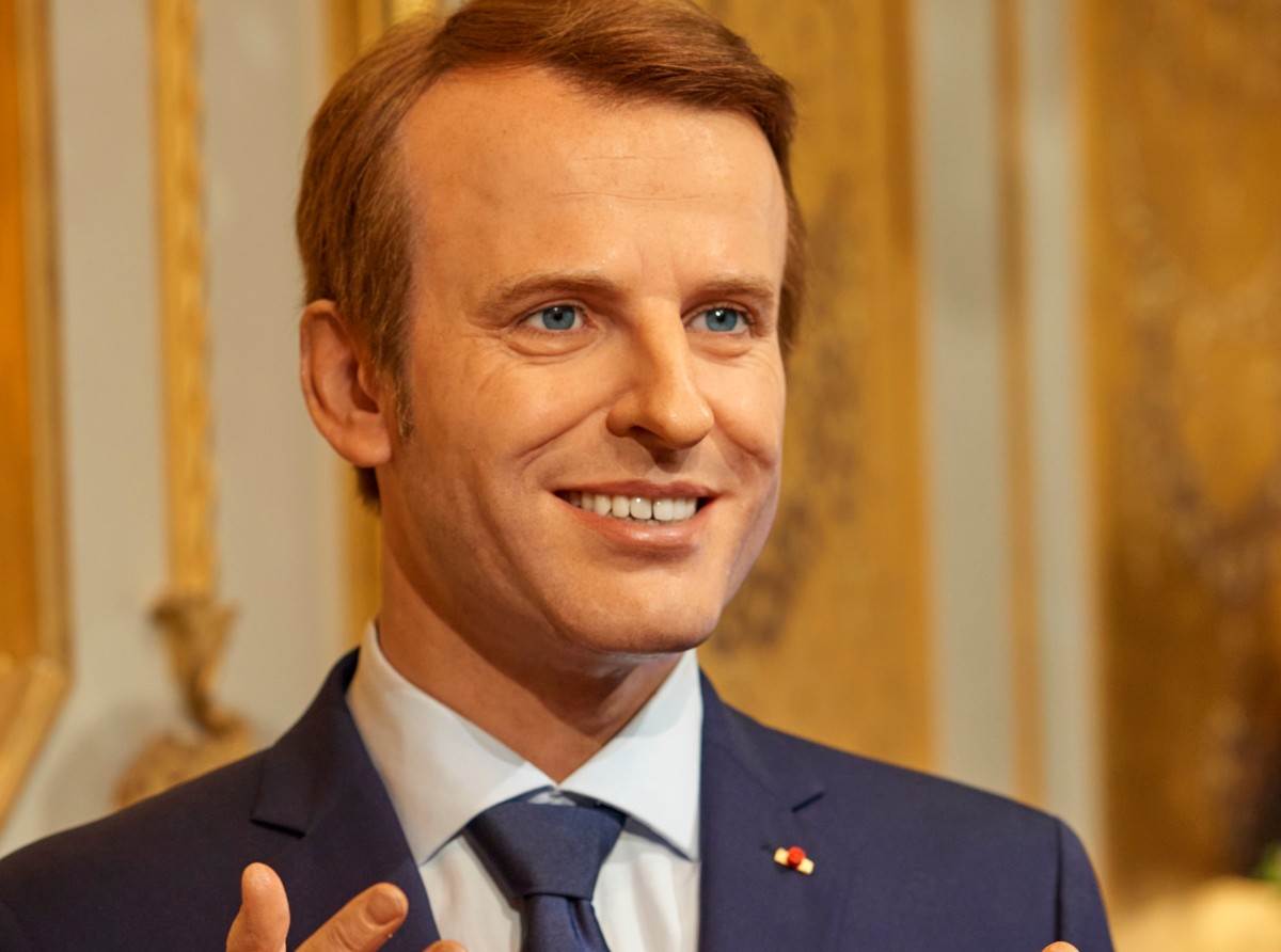  Aktivisti ukrali figuru od Makrona i stavili je ispred ruske ambasade 