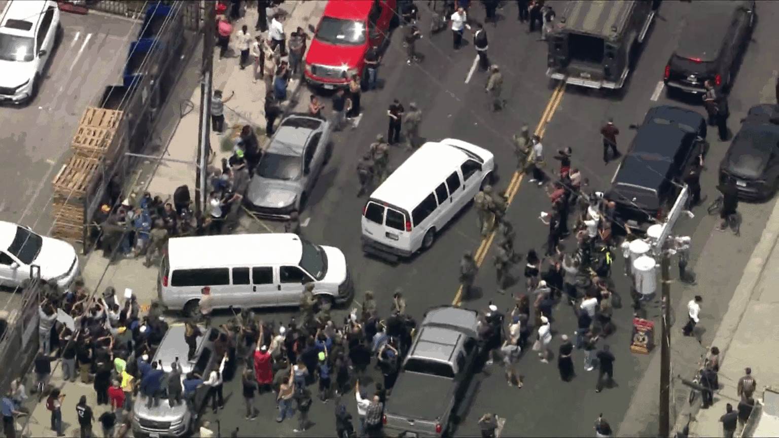  Los Anđeles: Sukobi policije i demonstranata, privedeno više od 40 ljudi tokom racije na migrante 