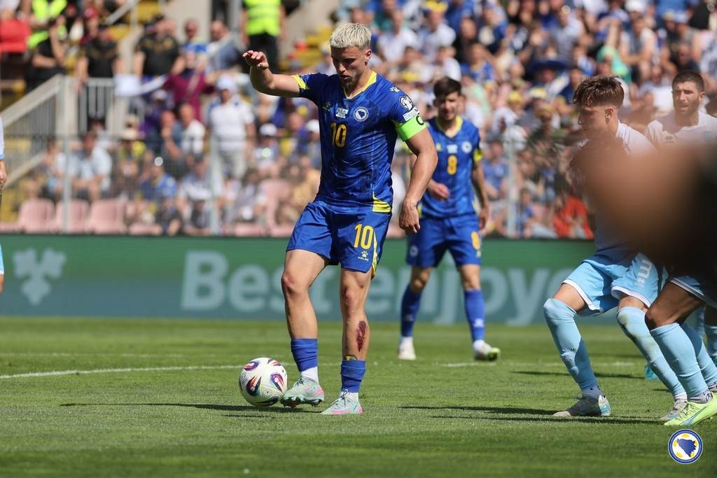  Ermedin Demirović pohvalio navijače BiH: "Nije normalno da stadion bude pun protiv San Marina" 