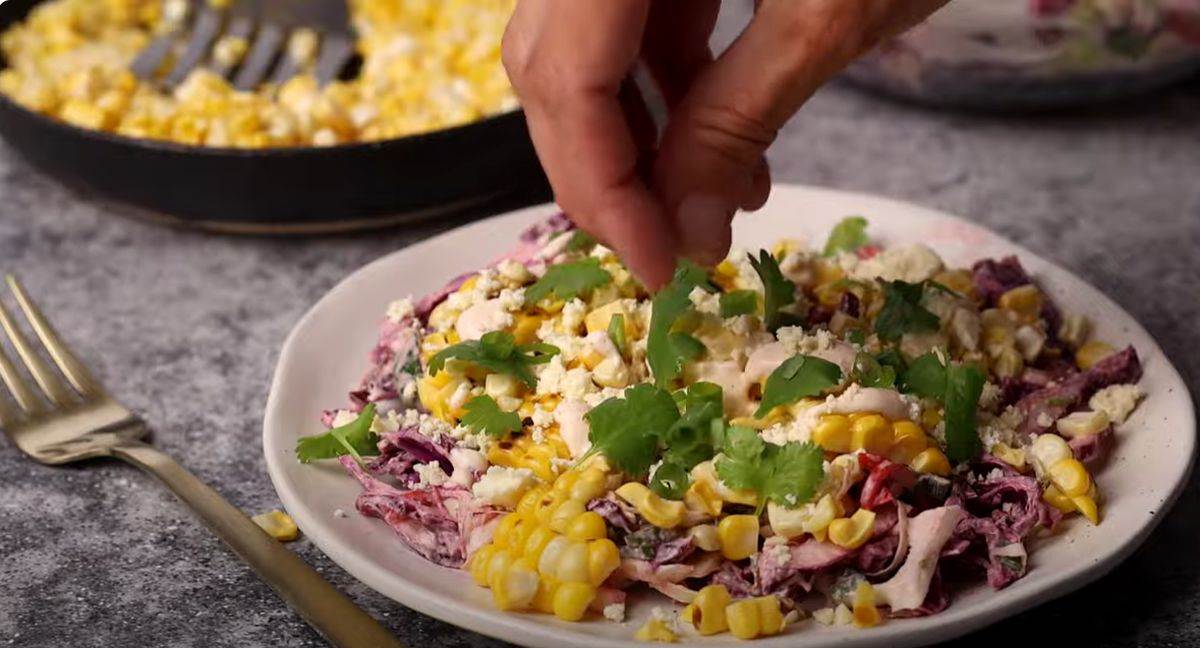 Meksička salata sa kukuruzom, kupusom i paprikom Meksička salata sa kukuruzom, kupusom i paprikom