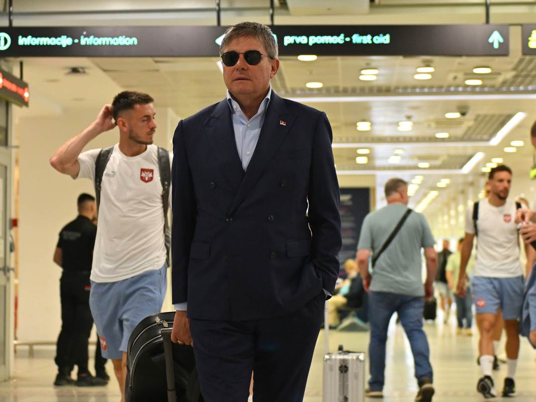  dragan stojkovic cestitam albaniji na atmosferi 