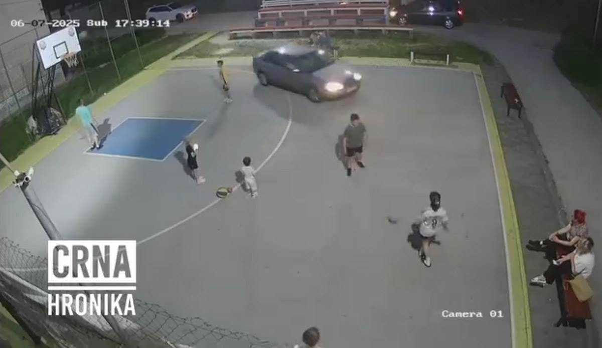  Mladić autom uletio na igralište puno djece u Bugojnu 