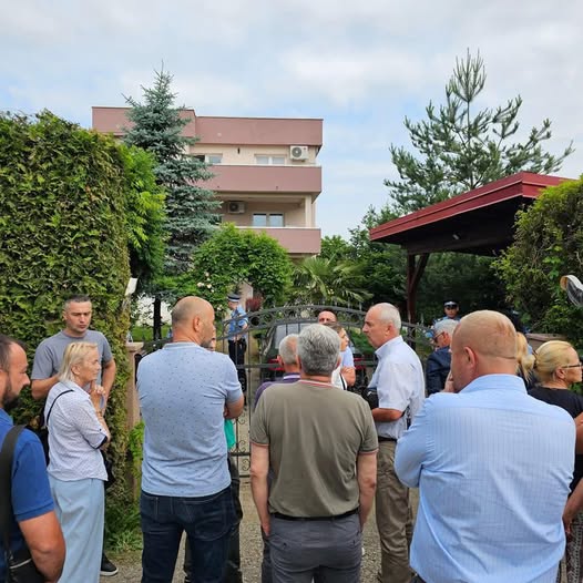 Građani se okupili ispred kuće Milana Miličevića 