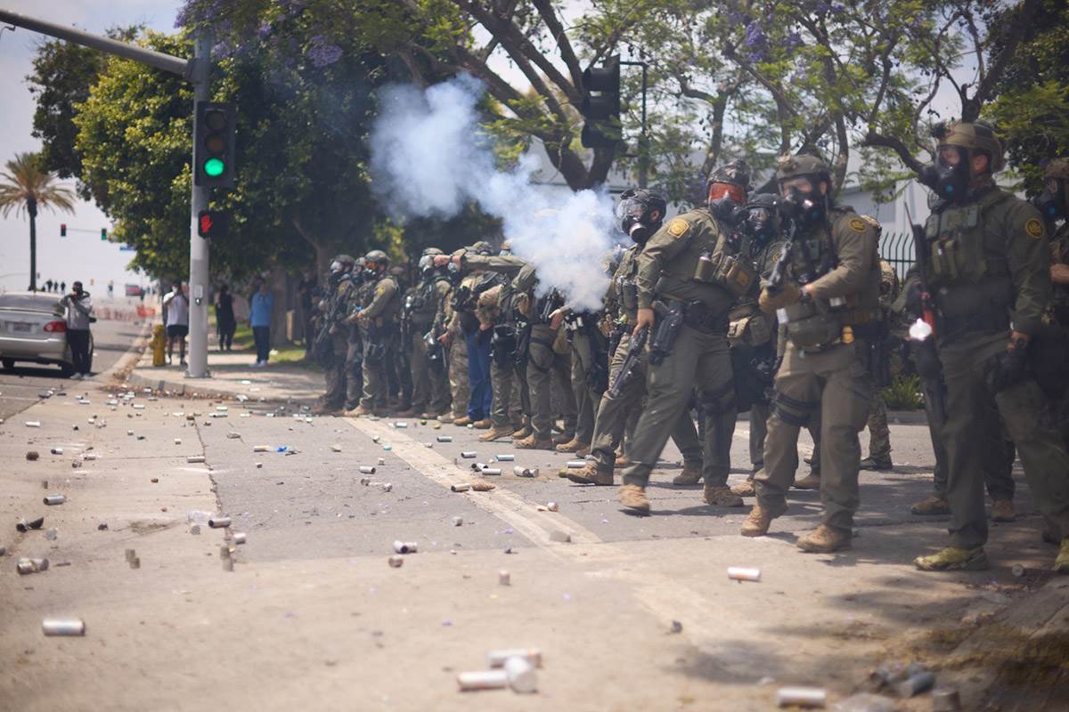  Los Anđeles razmatra policijski čas zbog nasilnih protesta 