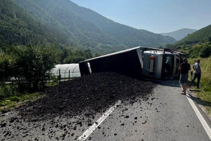  Saobraćajka kod Donjeg Vakufa: Prevrnuo se kamion pun uglja 