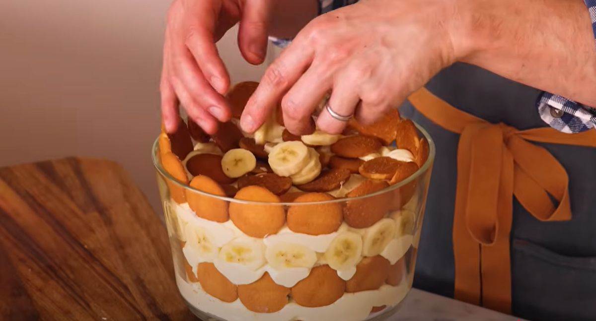 Recept za jednstavnu i savršenu banana tortu u činiji Recept za jednstavnu i savršenu banana tortu u činiji