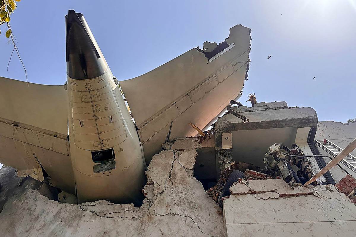 270 tijela pronađeno nakon pada aviona u indiji 270 tijela pronađeno nakon pada aviona u indiji