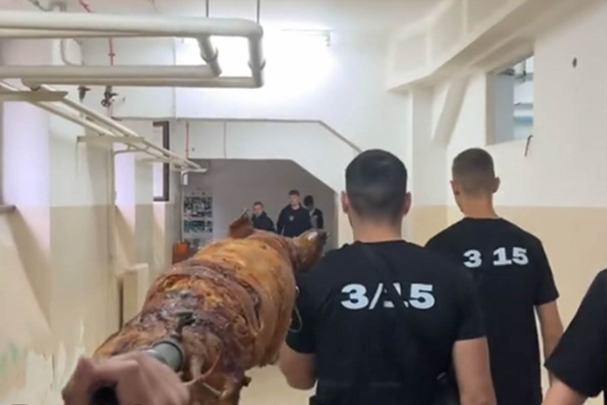  Srednjoškolci donijeli pečeno prase u školu 