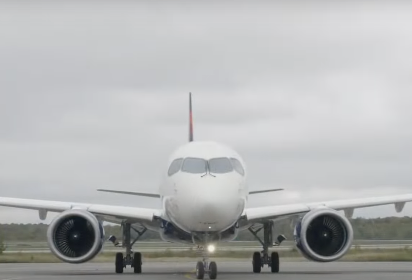 Avion izleteo sa pista i završio na travi Avion izleteo sa pista i završio na travi