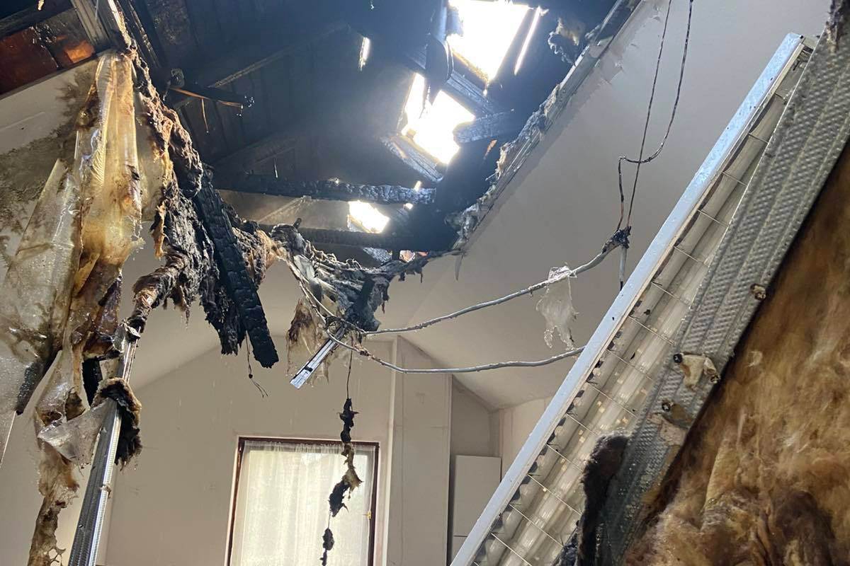 Vatrogasci gasili kuću u Gornjem Pervanu: Objekat uništen u požaru Vatrogasci gasili kuću u Gornjem Pervanu: Objekat uništen u požaru
